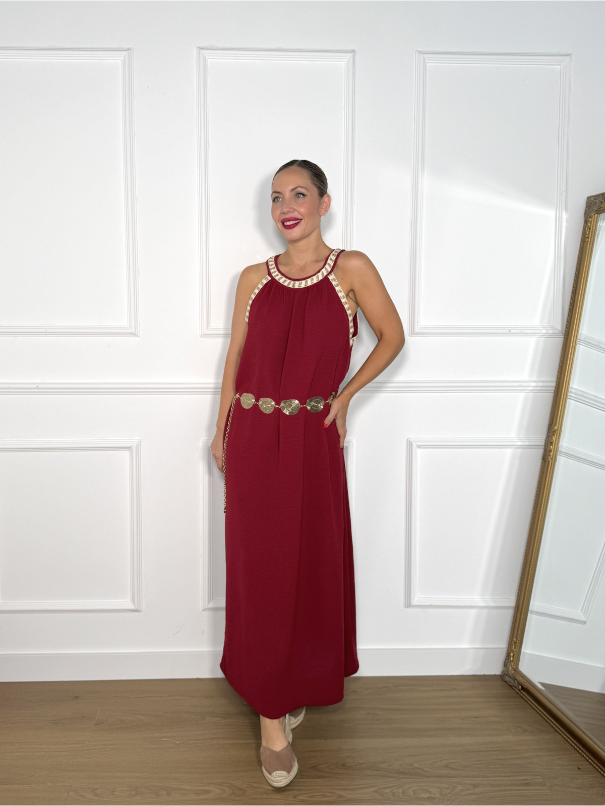 Vestido largo en color liso, con adorno de tira de algodón y rafia.