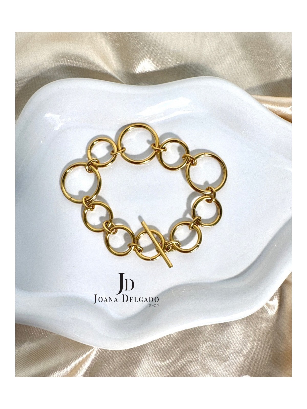 Pulsera dorada de acero inoxidable, perfecta para complementar.