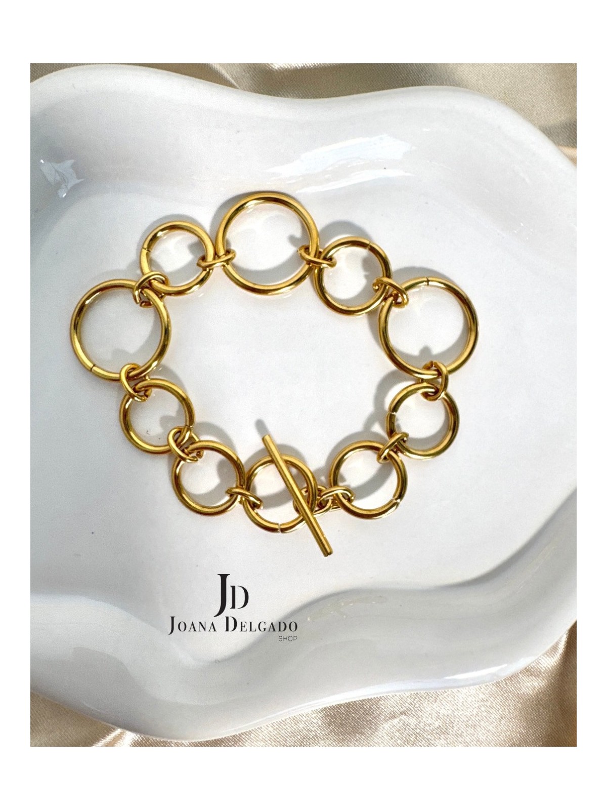 Pulsera dorada de acero inoxidable, perfecta para complementar.