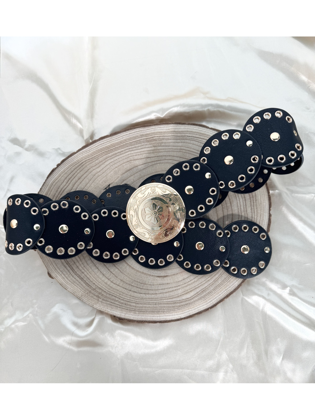 Cinturón de polipiel color negro formado por círculos.