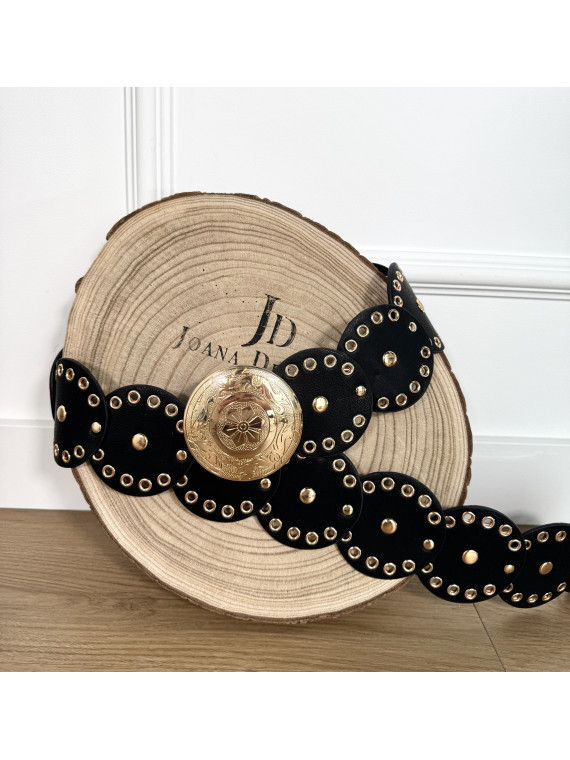 Cinturón de polipiel color negro formado por círculos.