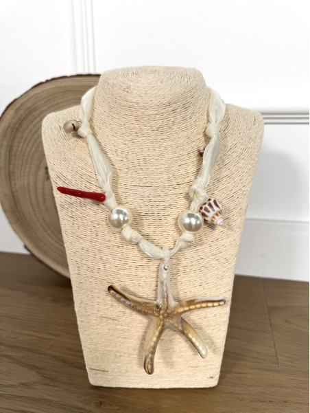 Collar corto de tela con adornos marítimos.