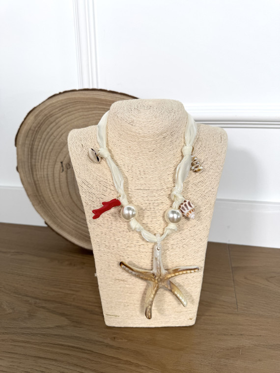 Collar corto de tela con adornos marítimos.