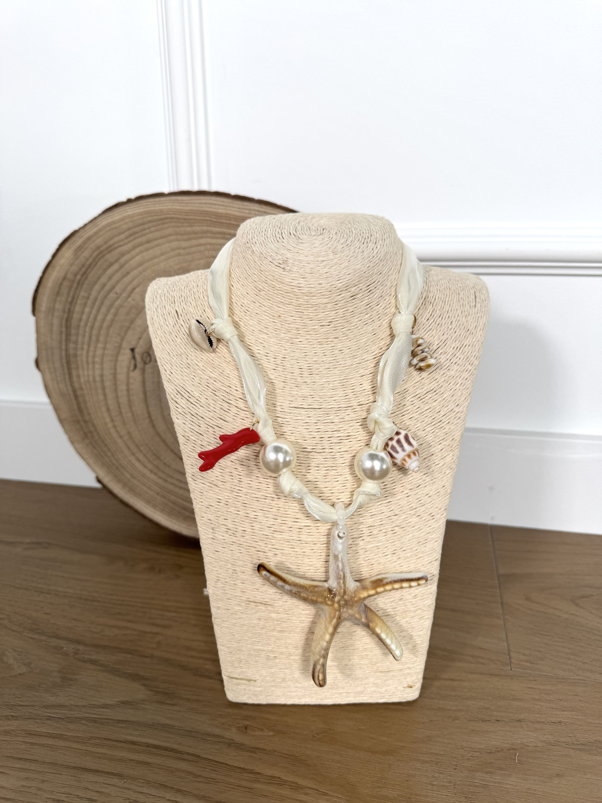 Collar corto de tela con adornos marítimos.