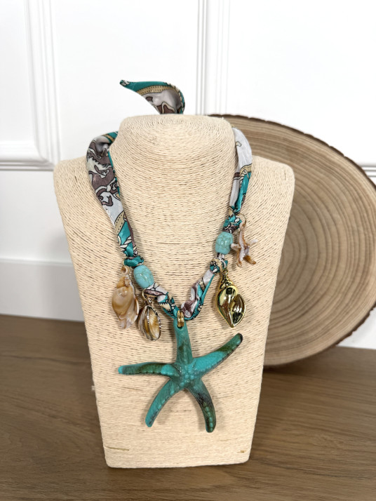 Collar corto de tela con estampado de pañuelo satinado.