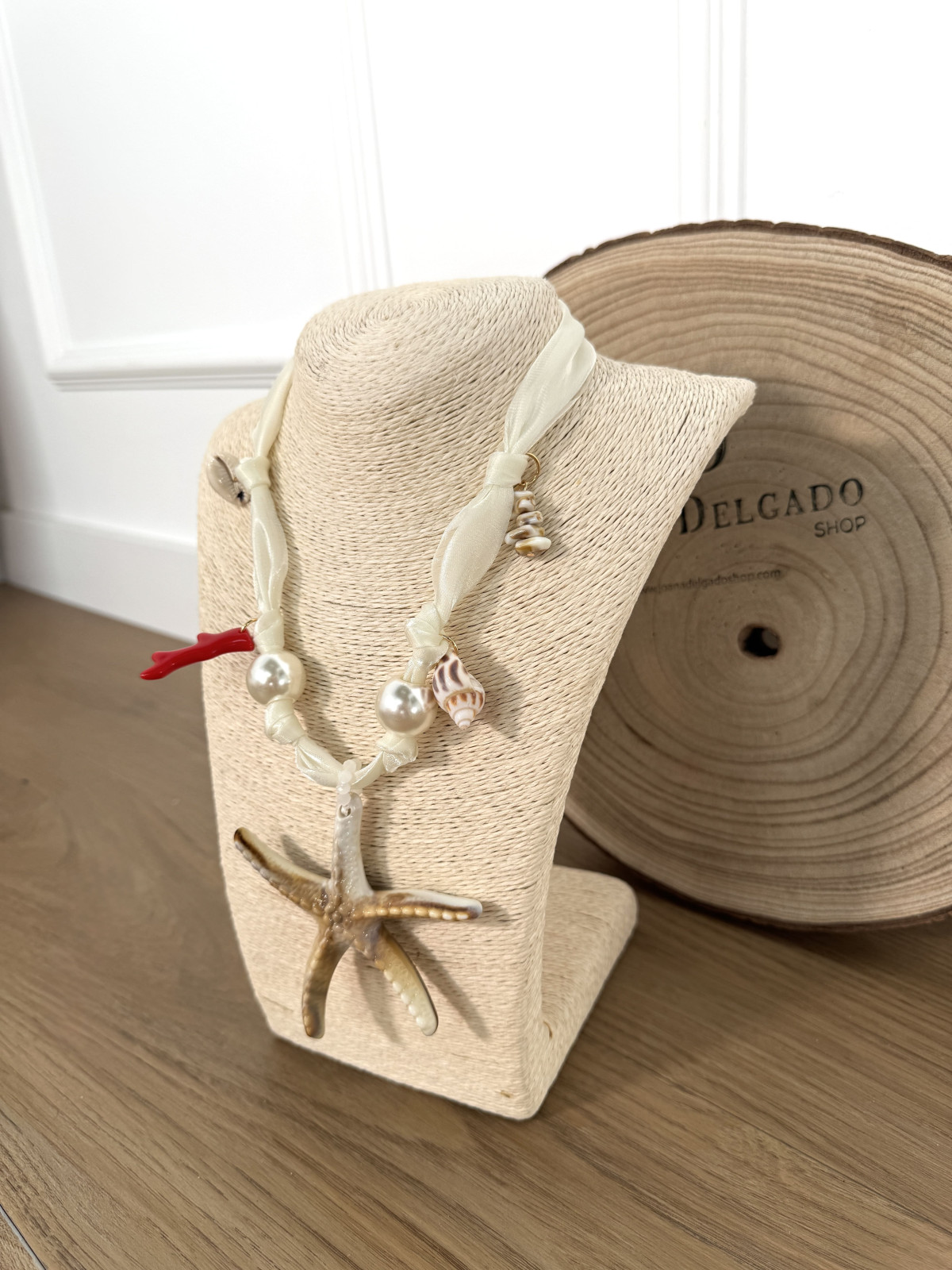 Collar corto de tela con adornos marítimos.