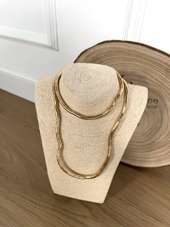 Collar moldeable metálico color dorado.