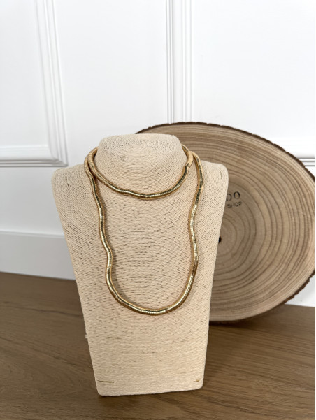 Collar moldeable metálico color dorado.