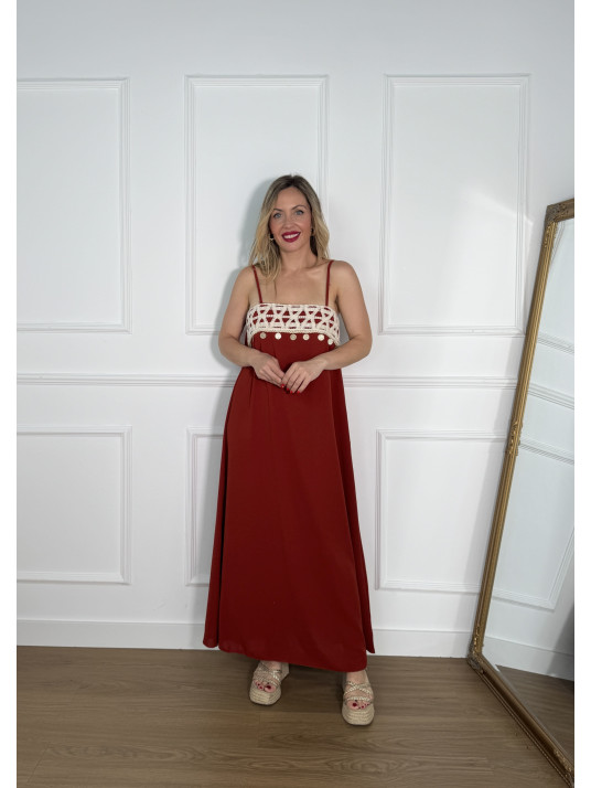 Vestido largo de tirantes con adorno de croché y monedas en escote.