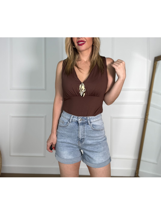 Body de tirantes anchos con adorno de broche metálico dorado.