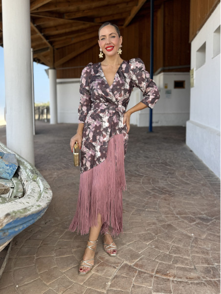 Vestido midi de fiesta con flecos, un modelo elegante.