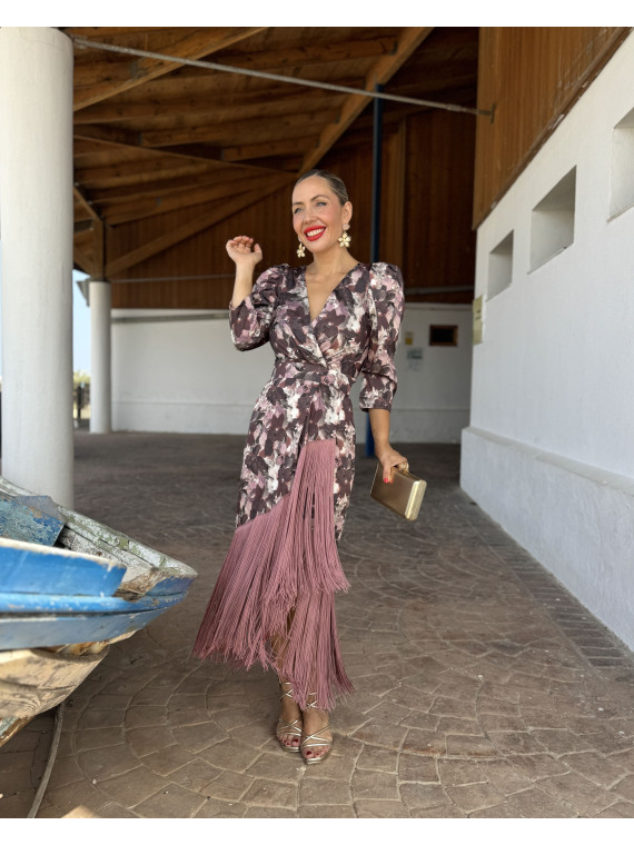 Vestido midi de fiesta con flecos, un modelo elegante.