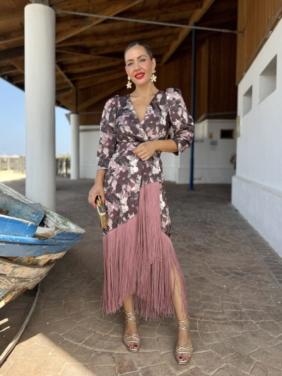 Vestido midi de fiesta con flecos, un modelo elegante.