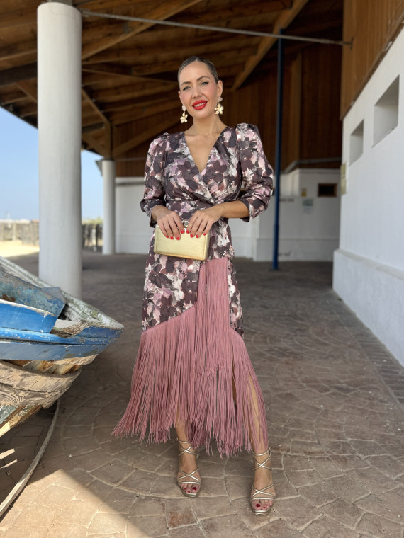 Vestido midi de fiesta con flecos, un modelo elegante.
