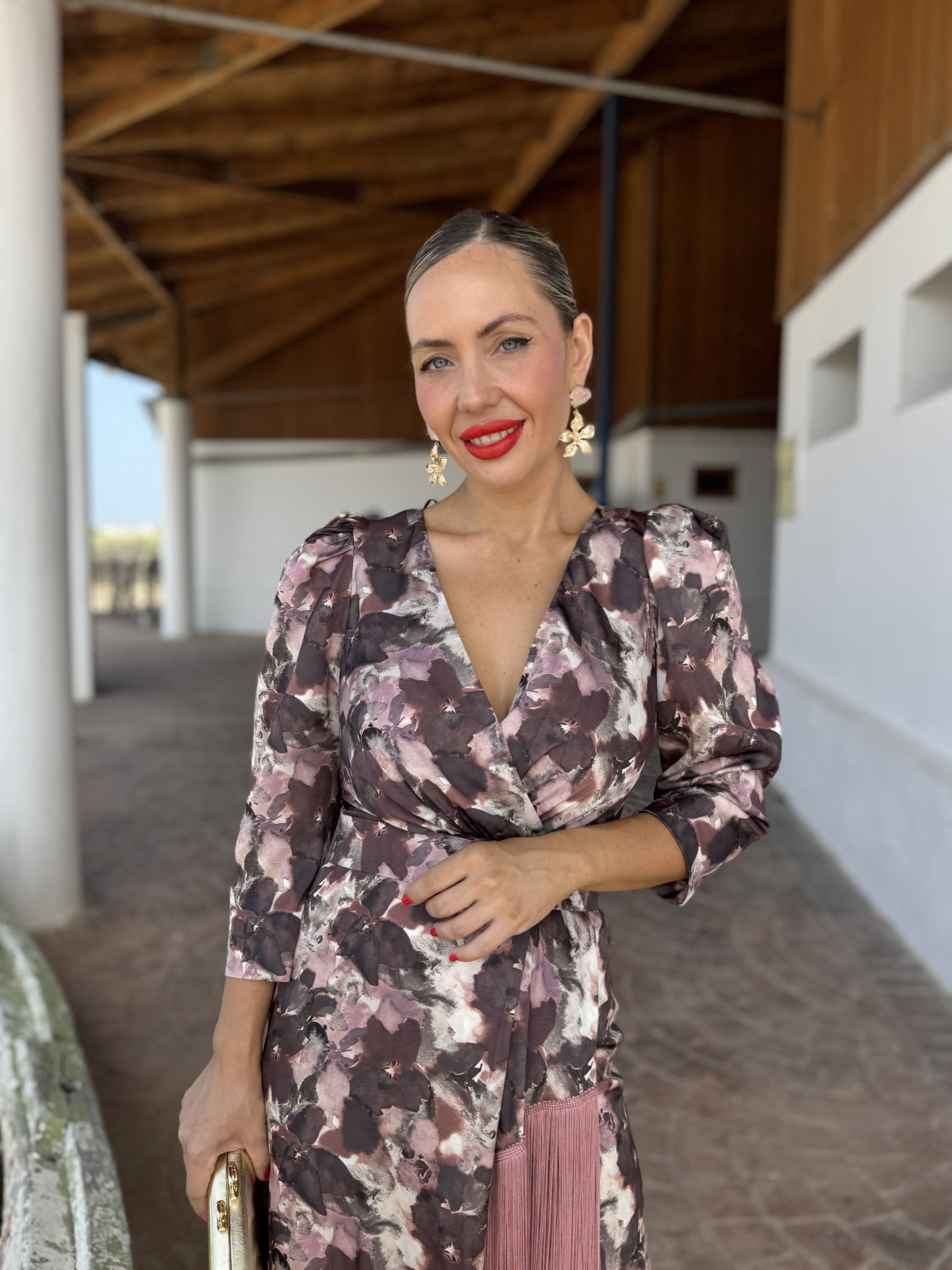 Vestido midi de fiesta con flecos, un modelo elegante.