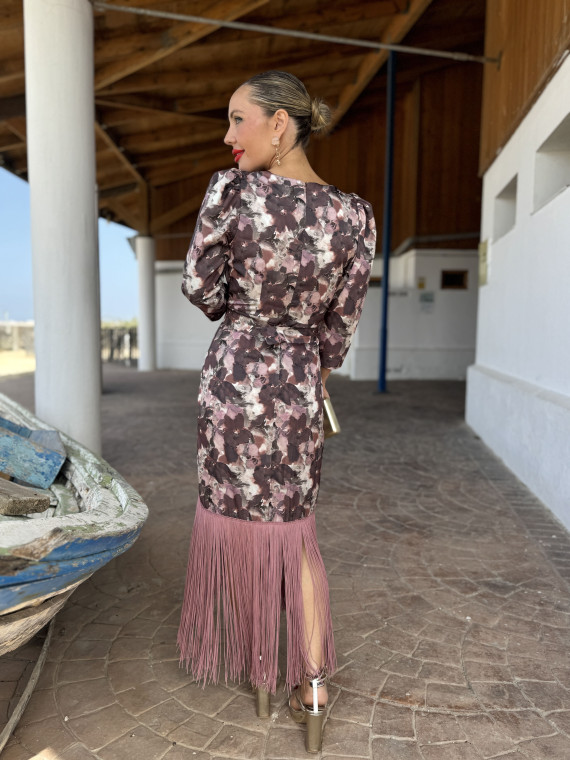 Vestido midi de fiesta con flecos, un modelo elegante.
