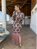 Vestido midi de fiesta con flecos, un modelo elegante.