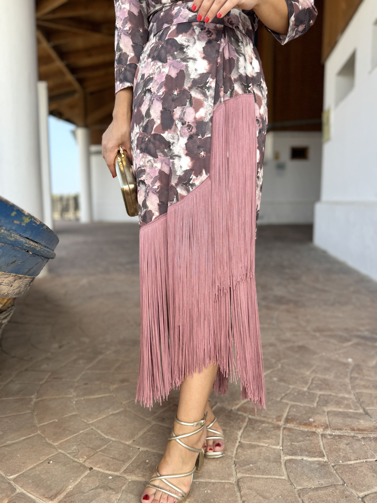 Vestido midi de fiesta con flecos, un modelo elegante.