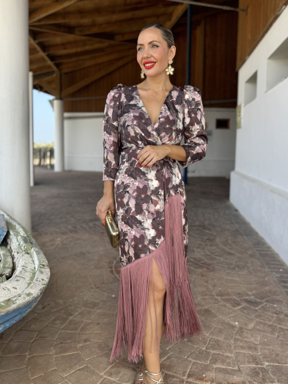 Vestido midi de fiesta con flecos, un modelo elegante.