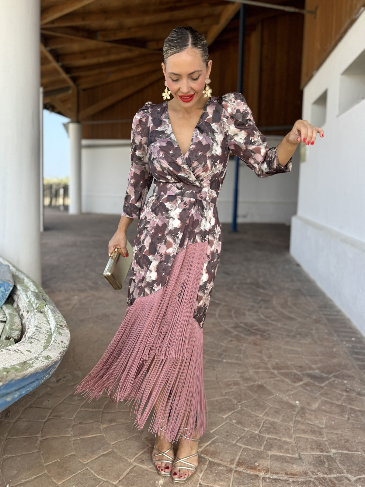 Vestido midi de fiesta con flecos, un modelo elegante.