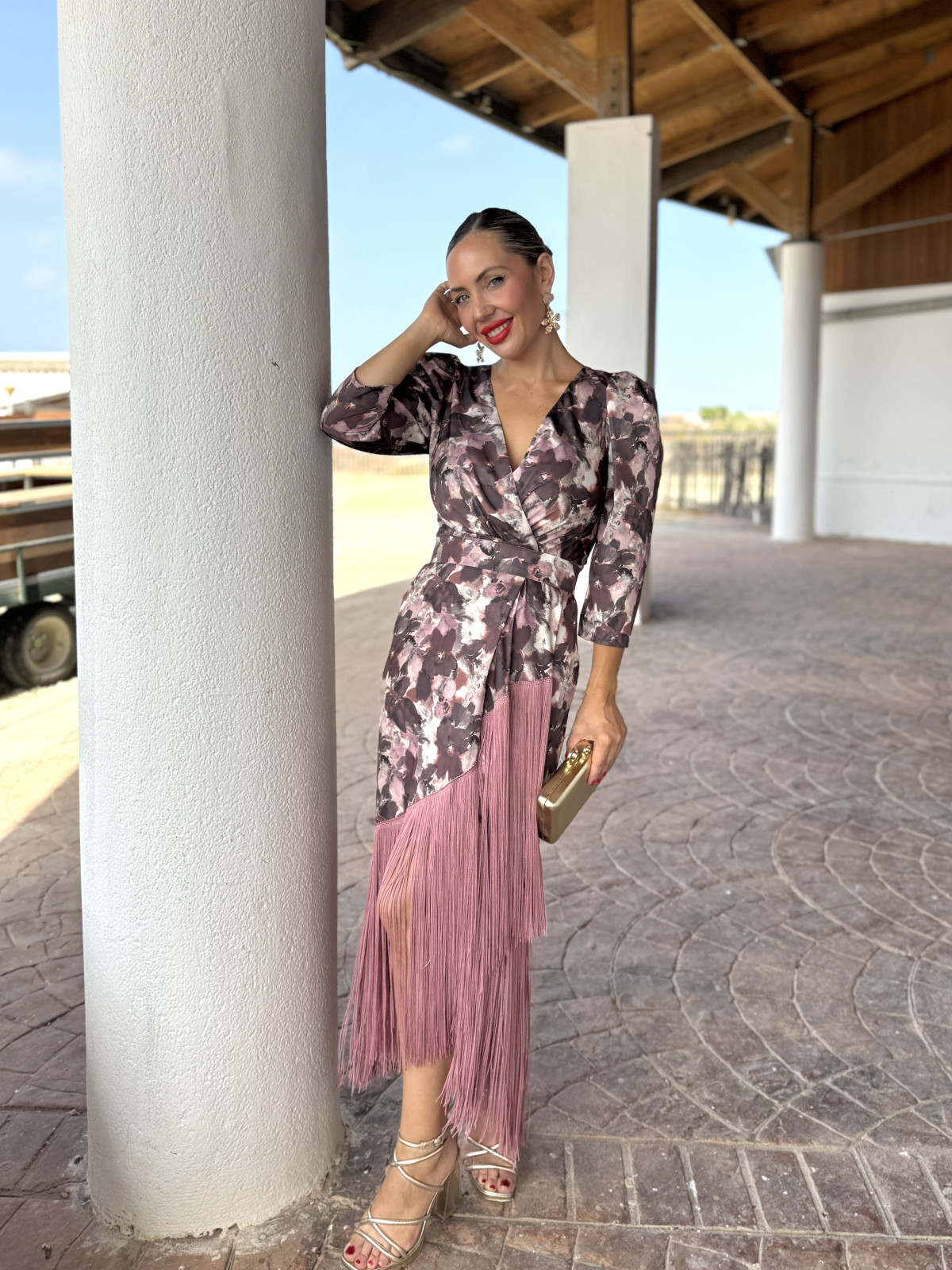 Vestido midi de fiesta con flecos, un modelo elegante.