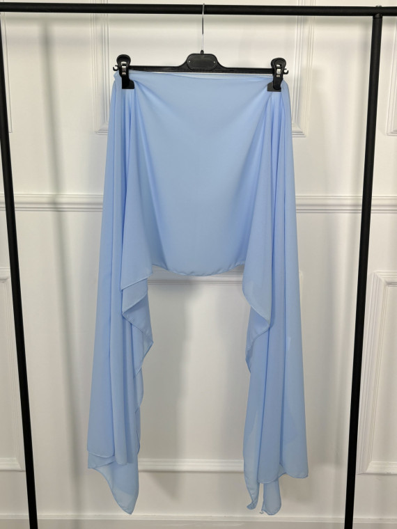 Capa de gasa en color liso con abertura en la parte superior.