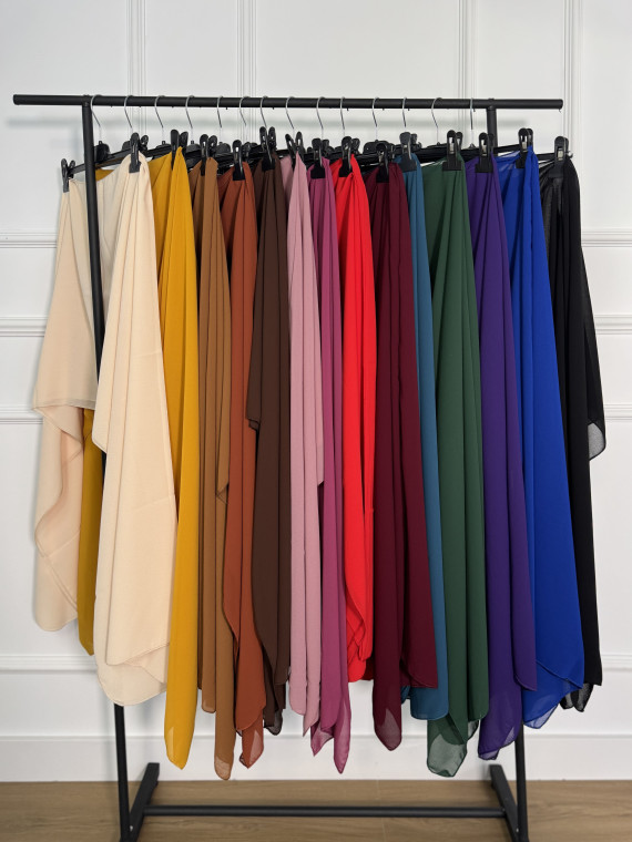 Capa de gasa en color liso con abertura en la parte superior.