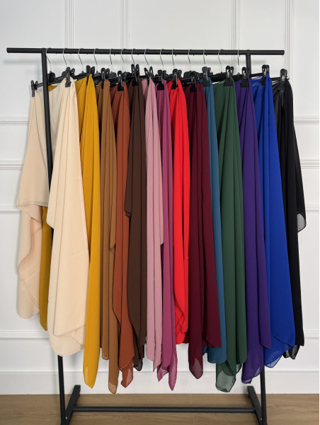 Capa de gasa en color liso con abertura en la parte superior.