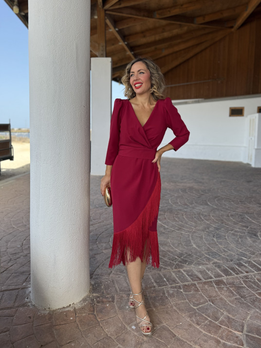 Vestido midi de fiesta con flecos, un modelo elegante.