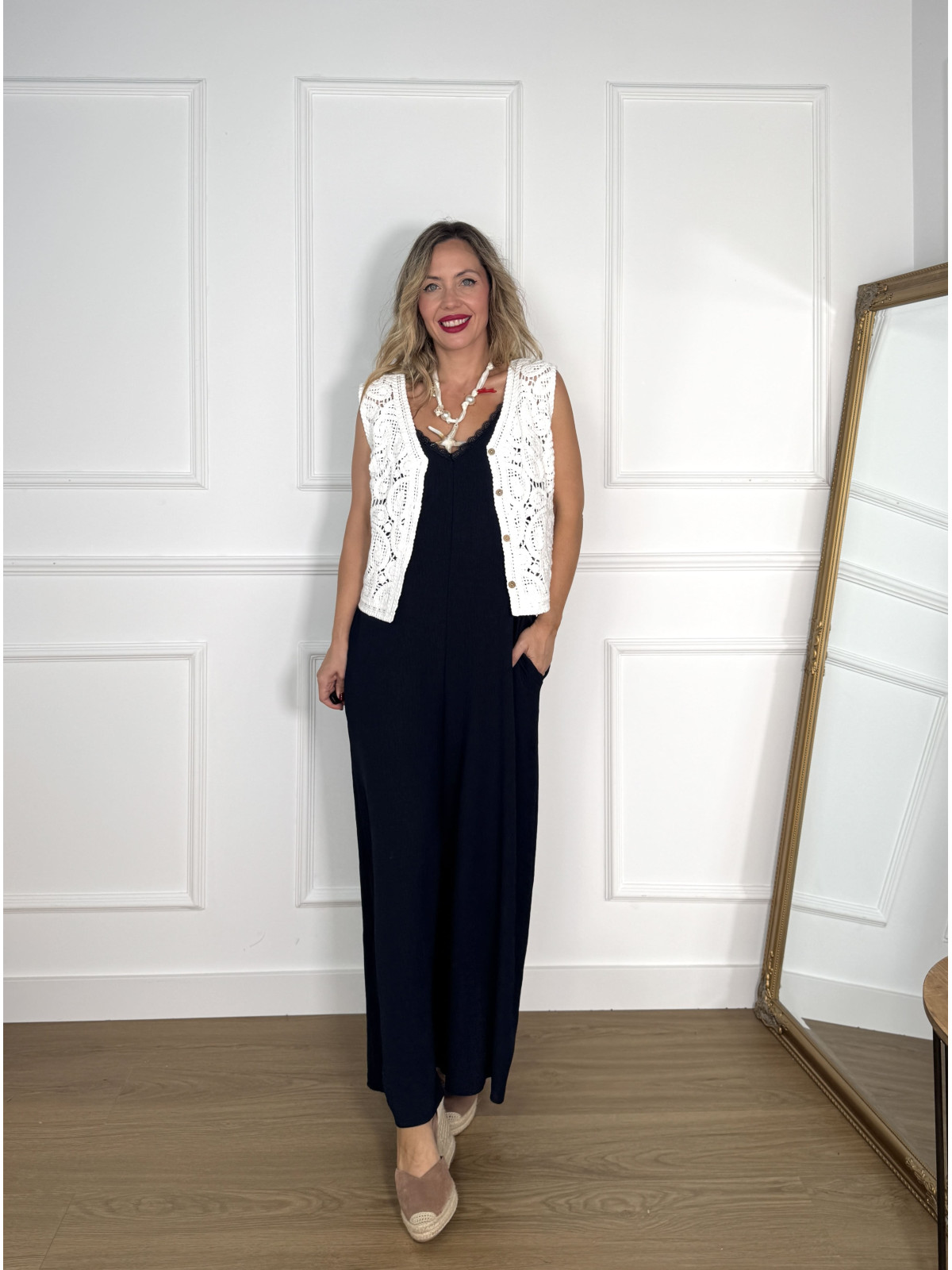 Chaleco corto de croché abotonado, ideal para complementar tus looks.