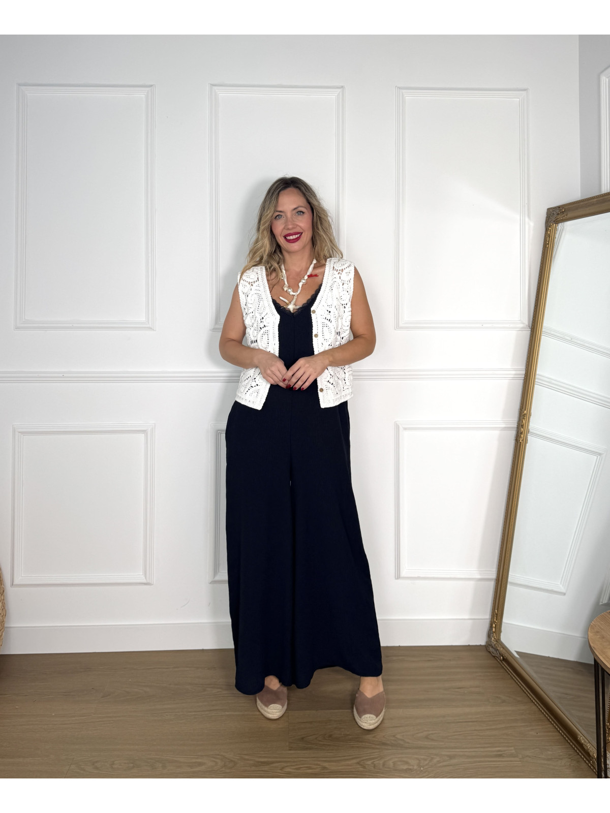 Chaleco corto de croché abotonado, ideal para complementar tus looks.