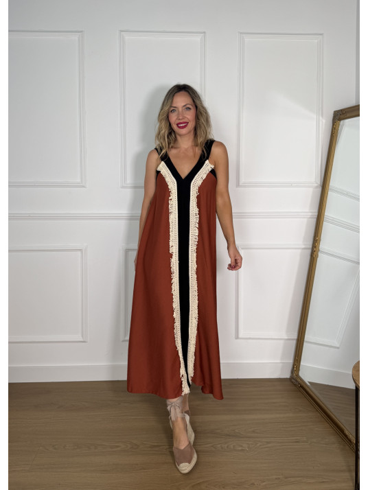 Vestido largo color caldera, con tirantes y franja en color negro.