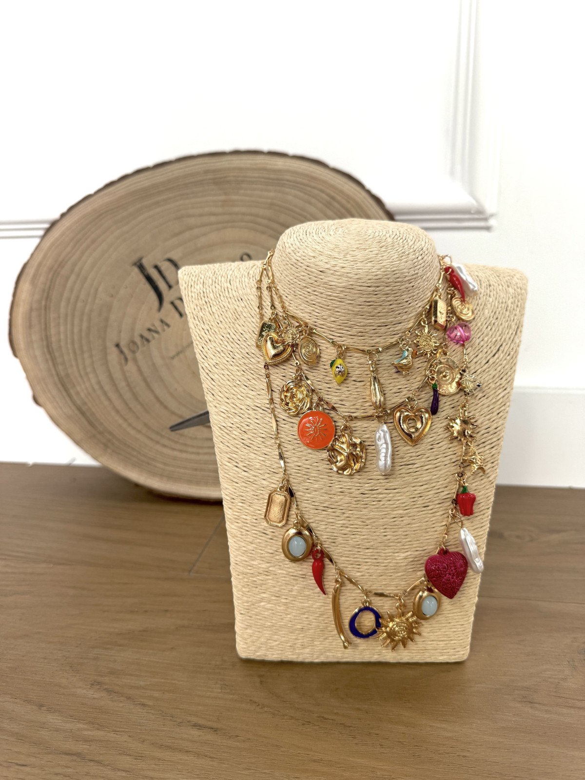 Conjunto de tres collares en acero dorado, con múltiples charms.