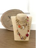 Conjunto de tres collares en acero dorado, con múltiples charms.