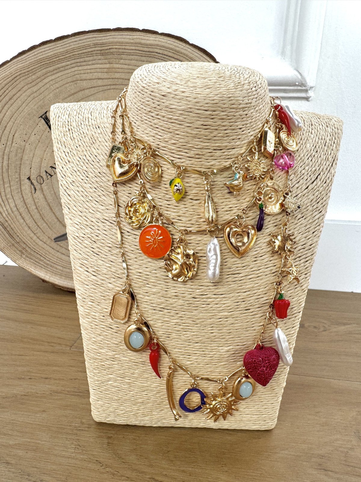 Conjunto de tres collares en acero dorado, con múltiples charms.