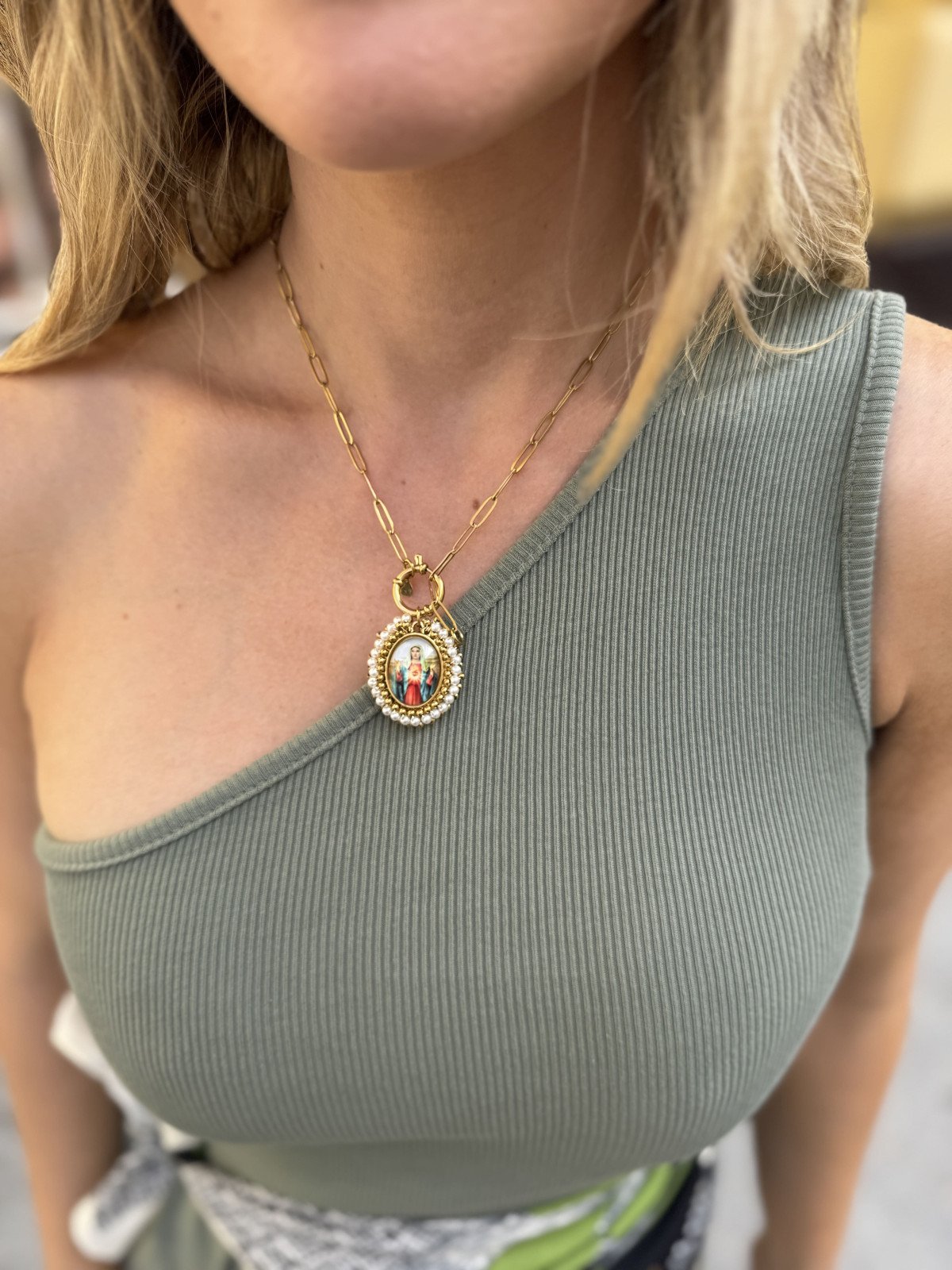 Collar de acero dorado, con cadena de eslabones e imagen de virgen.