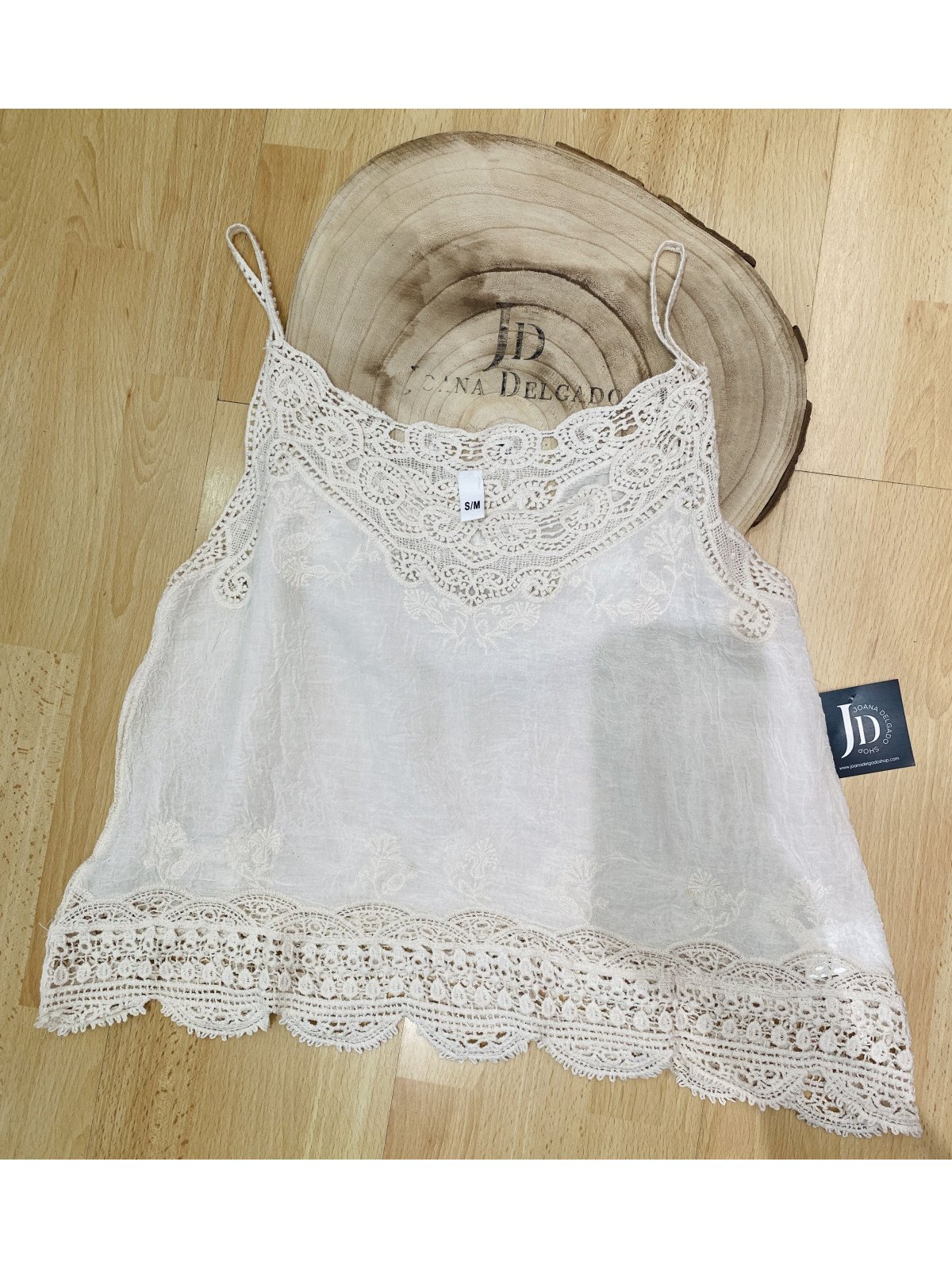 Camiseta en tejido semitransparente y croché.