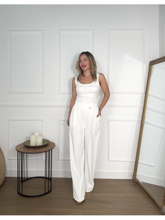 Pantalón palazzo en color blanco con pinzas. Pantalón palazzo en color blanco con pinzas.