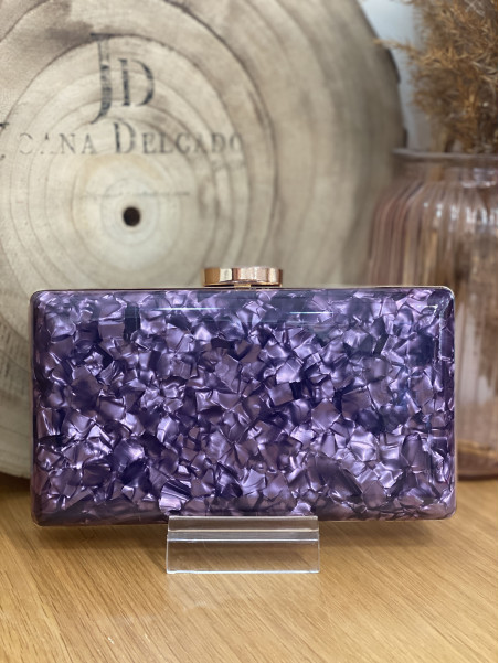 Bolso nacarado con montura en color dorado, en tonos malvas.