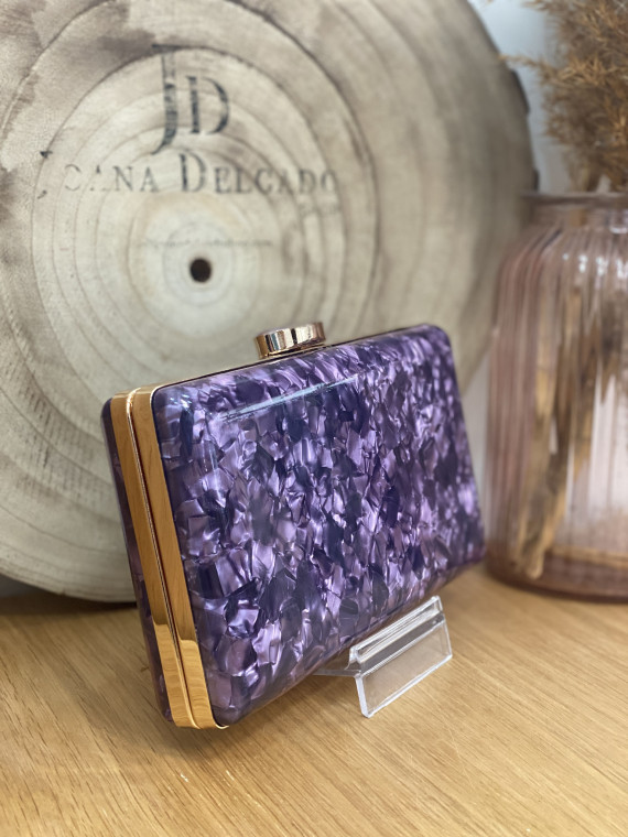 Bolso nacarado con montura en color dorado, en tonos malvas.