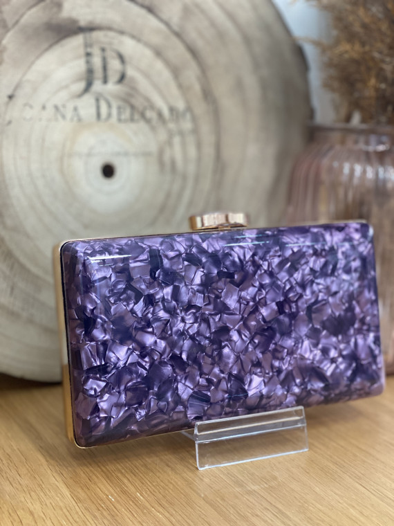 Bolso nacarado con montura en color dorado, en tonos malvas.