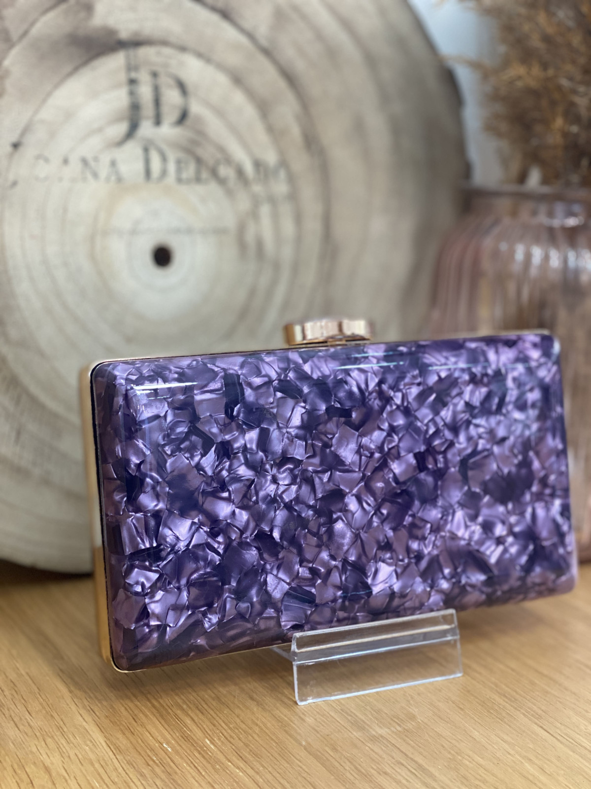 Bolso nacarado con montura en color dorado, en tonos malvas.