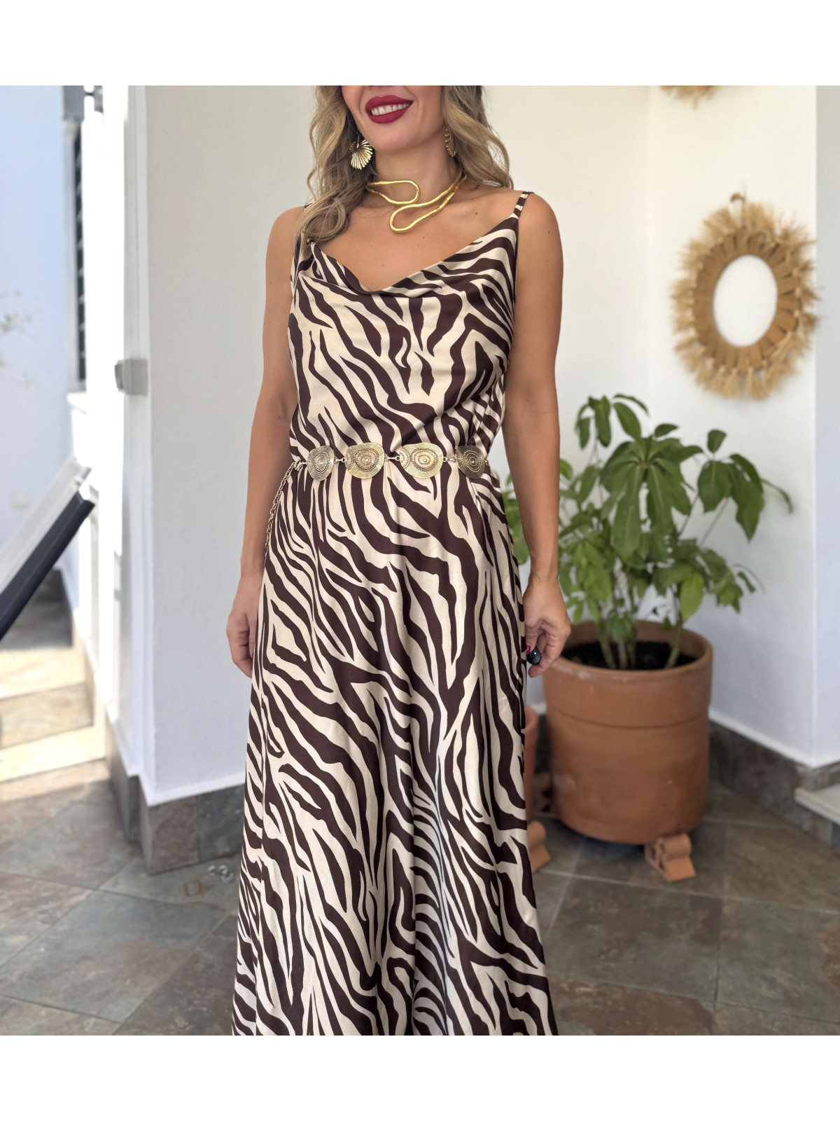 Vestido midi satinado con estampado de cebra, ideal para un look de ve