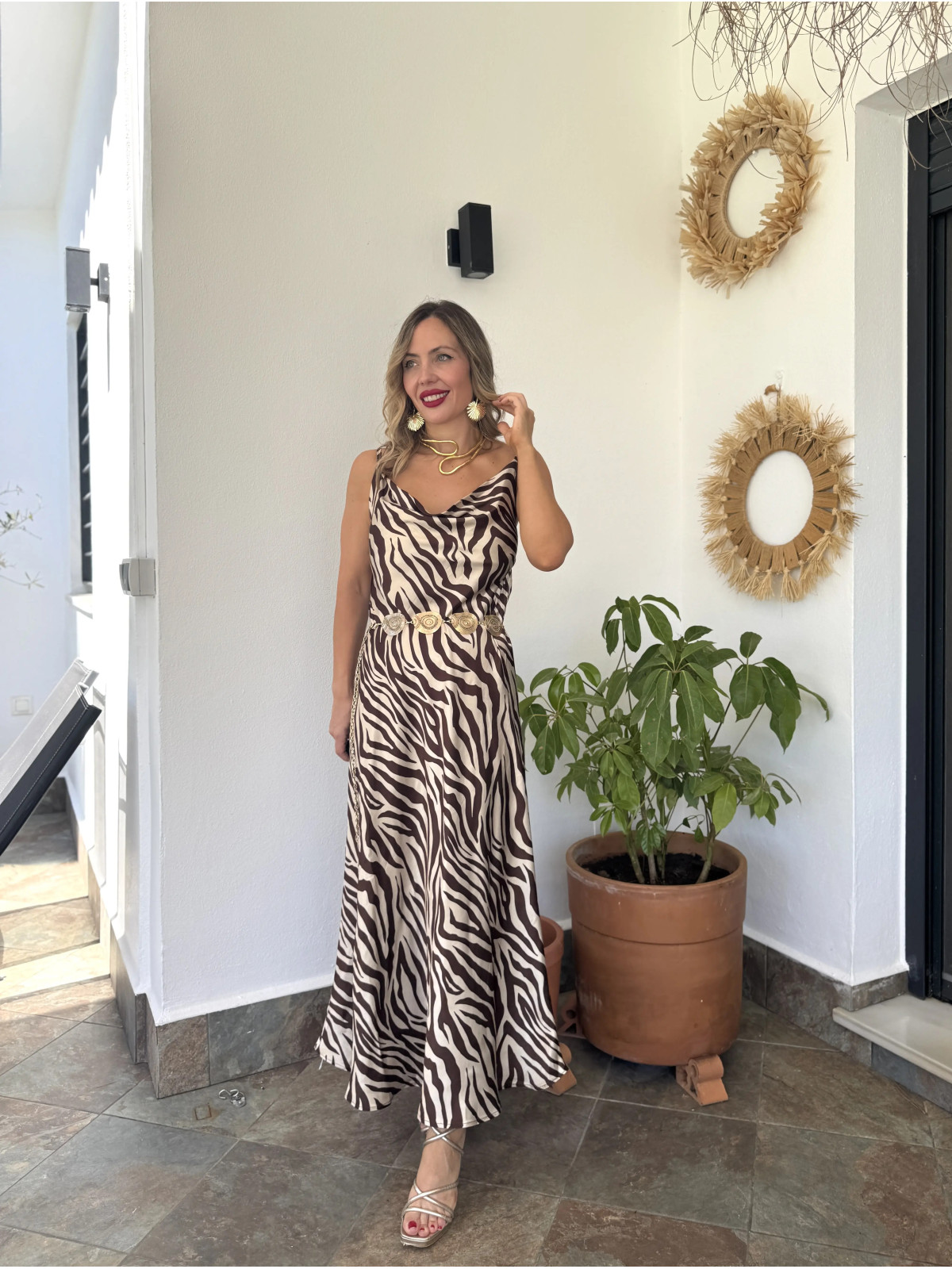 Vestido midi satinado con estampado de cebra, ideal para un look de ve