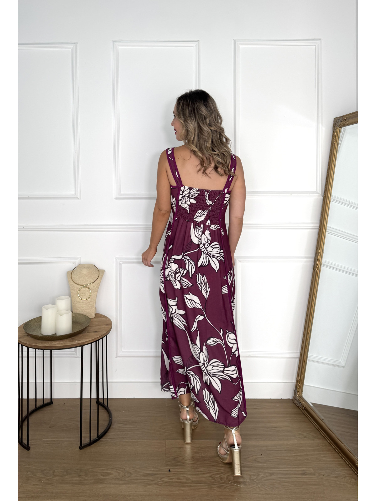 Vestido en tirantes anchos con estampado floral.