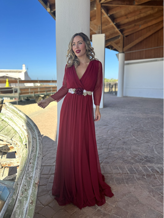 Vestido largo de fiesta en tejido de tul, adornado con cinturón.
