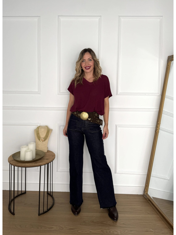 Pantalón vaquero oscuro con bolsillos en parte delantera.