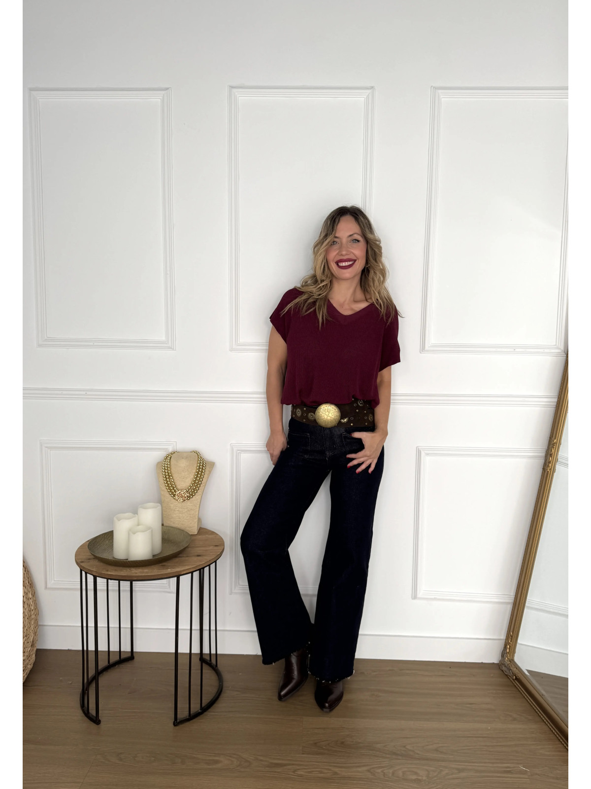 Pantalón vaquero oscuro con bolsillos en parte delantera.