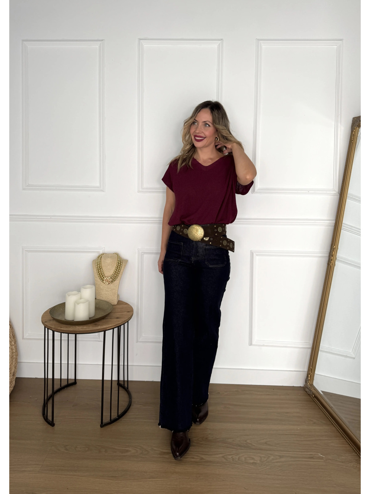 Pantalón vaquero oscuro con bolsillos en parte delantera.