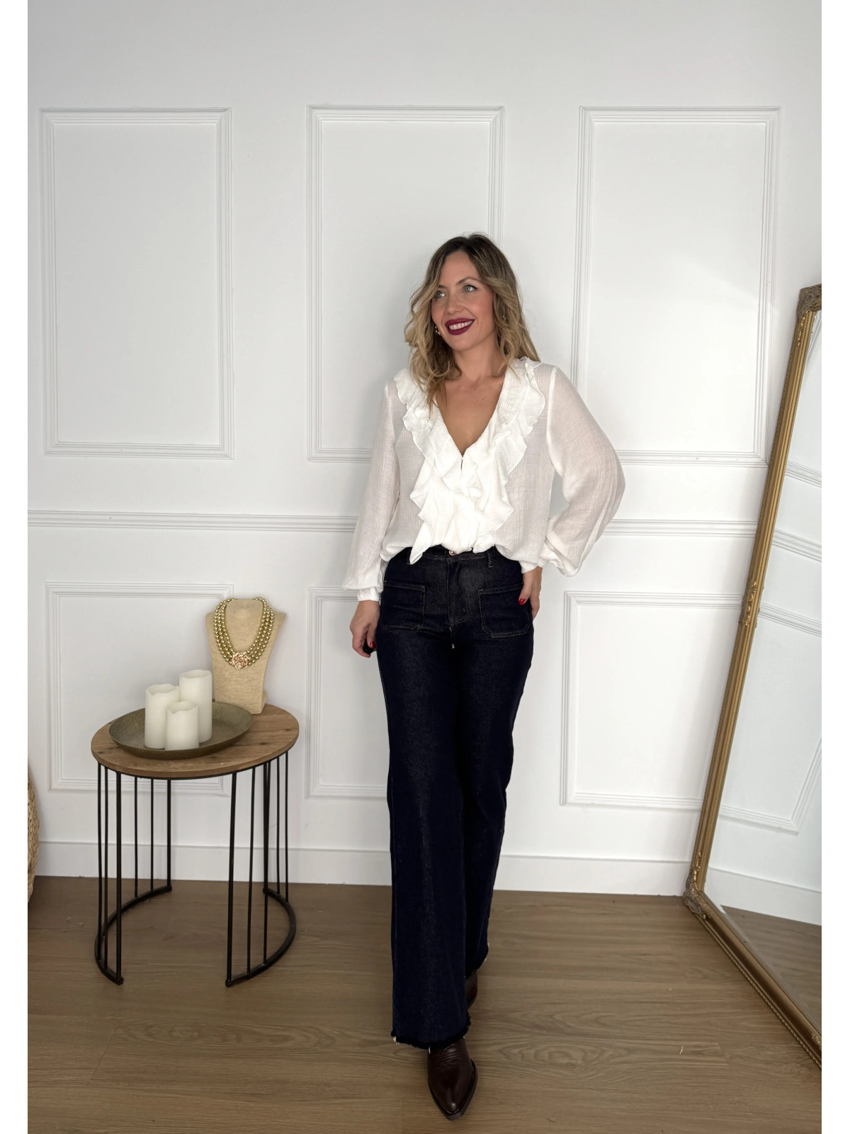 Pantalón vaquero oscuro con bolsillos en parte delantera.